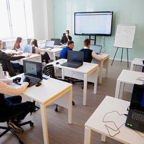 Минпросвещения опровергло планы перевести школы на дистанционку