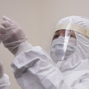 В Китае коронавирус впервые нашли на замороженных продуктах