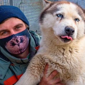Работники «Роева ручья» сфотографировались с животными, чтобы призвать красноярцев носить маски