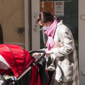 Путин предложил увеличить оплату больничных родителям дошкольников