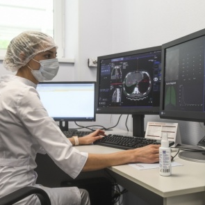 Теперь и среднетяжелых пациентов с COVID-19 будут лечить дома