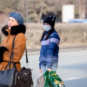 Теперь без маски вообще нельзя? Разбираем новое постановление Роспотребнадзора с юристами