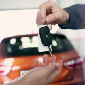 Пристав грозится забрать автомобиль за долги. Могу ли я сохранить его, переписав на родственника?