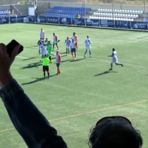 Вратарь сравнял счет, стал праздновать гол и пропустил удар с центра поля