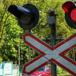 В Иркутской области пьяный житель угнал автокран и врезался на нём в поезд