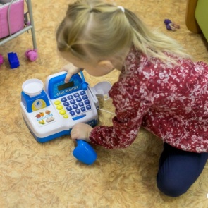 Заведующая детсадом в Минусинске больше года завышала зарплату работников и разницу забирала себе в карман