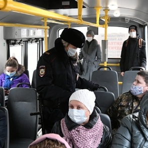 В России пенсионерка избила выписавшего штраф за отсутствие маски полицейского