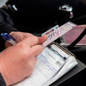 В России утвердили изменения в водительские права и ПТС