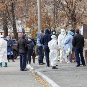 Глава Роспотребнадзора заявила, что коронавирус будет приходить каждый год