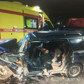 В Ачинске автопьяница без прав врезался в большегруз: серьезно пострадали подростки-пассажиры