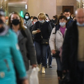 Инфекционист рассказал о мешающих выходу на плато по коронавирусу людях