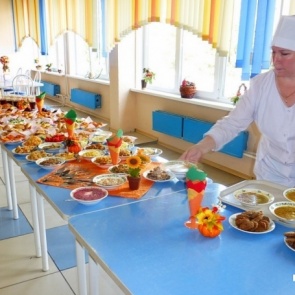 Детей-льготников позвали обедать в школе, несмотря на дистант. Или отказаться от питания