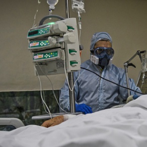 Врач назвал два главных симптома наступления тяжелой формы COVID-19