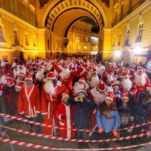 Власти Петербурга попросили туристов не приезжать на Новый год. В городе закроют музеи и кафе