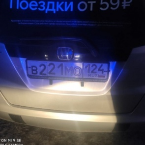 Хитрый таксист приклеил к госномеру другие цифры, чтобы не платить за парковку в аэропорту