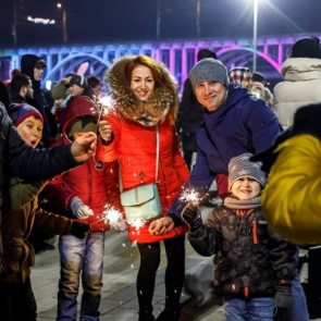 За столом сидеть тоже в маске? Роспотребнадзор рассказал, как провести новогодние праздники