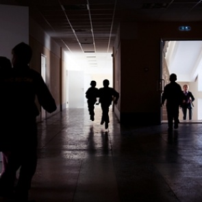 Директора российской школы обвинили в избиении ученика