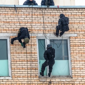 Госдума поддержала закон, разрешающий полиции вскрывать квартиры и машины. Разбираем его