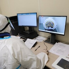 Названа самая заразная группа пациентов с коронавирусом