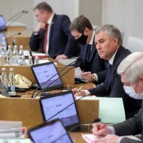 Госдума поддержала законопроект о штрафах для чиновников за оскорбление людей