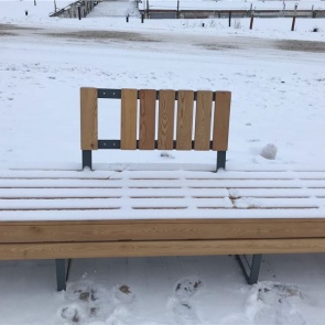 «Подтвердилось то, чего мы опасались»: скамейки в парке красноярского Солнечного оказались сделаны не из того дерева