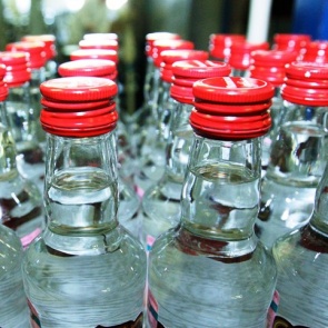 В Свердловском районе нашли склад с почти 6 тысячами литров самопального алкоголя. Хозяин отделался условным наказанием