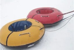 В Железногорске семья каталась на плюшке в запрещенном месте: при столкновении с деревом серьезно пострадал 9-летний мальчик