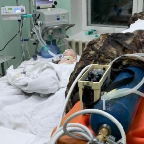 Врачи трех больниц спасали жизнь пятимесячному малышу, который упал с дивана и впал в кому