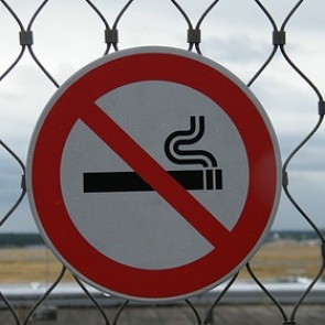 Перечислены новые запреты для курильщиков