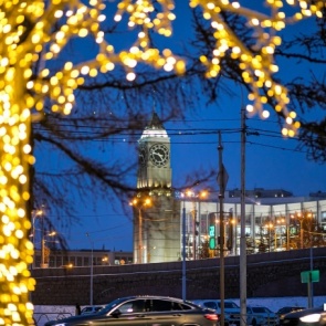 Транспорт, медицина, музеи, кинотеатры и зоопарк: публикуем график работы на новогодние праздники