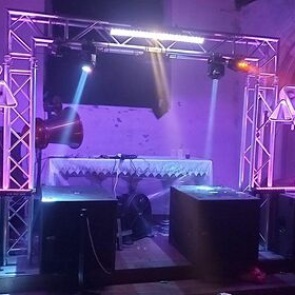 Участники подпольной вечеринки разгромили историческую церковь в Великобритании