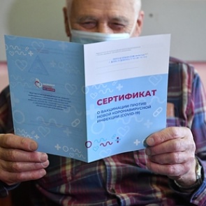 Путин поручил выдавать привитым от коронавируса документ для выезда за рубеж