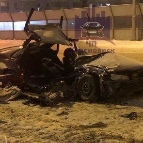 На Мужества водителя седана занесло под встречное авто: его зажало в салоне с переломанными ногами