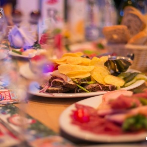 Ресторанам и кафе разрешили вновь работать до 23:00