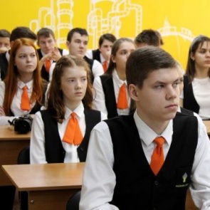 Школьники Ачинска приступили к очным занятиям в образовательных учреждениях города