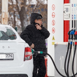 Цена бензина стремится к рекорду. Рассказываем, заправляться ли впрок в январе