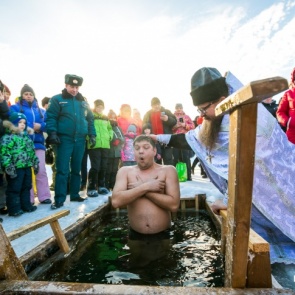 Массовые купания на Крещение в Красноярске отменили из-за пандемии