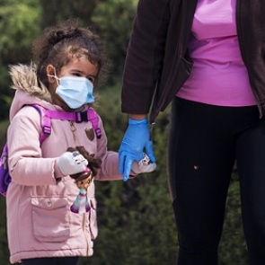 Названы симптомы британского штамма коронавируса у детей