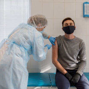 Путин поручил перейти к еще более массовой вакцинации от коронавируса