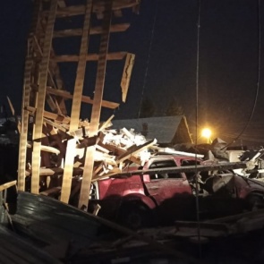 «Гараж в щепки»: в Енисейске взорвался автомобиль с газовым баллоном, пострадал водитель