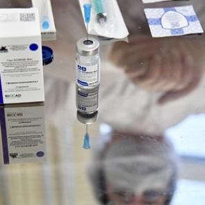 На бейджи для привитых от COVID-19 поместят QR-код с голограммой