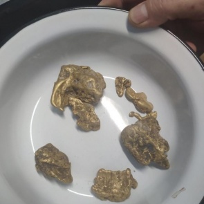 Житель Северо-Енисейского района незаконно добыл золото и слепил из него пять огромных крестов. Оставили на свободе