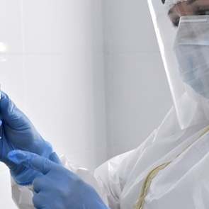 Названы сроки ввода в оборот третьей российской вакцины от коронавируса