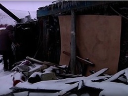 «Услышала шум и поняла, что горит крыша»: в Шарыпово из-за неисправной проводки многодетная семья осталась без дома