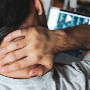 Что вы делаете зря, когда болит шея: разбираемся вместе с неврологом