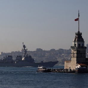 Вице-адмирал призвал покончить с «бесцеремонным» эсминцем США в Черном море