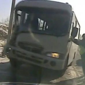 Пьяный россиянин без прав угнал автобус и протаранил несколько патрульных машин