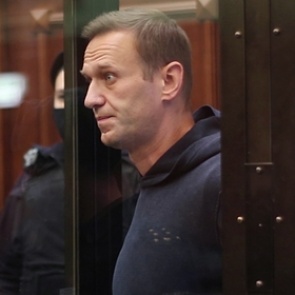 Защита Навального обжалует решение о замене условного срока на реальный