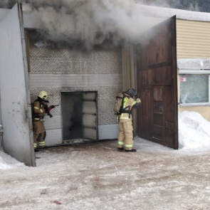 В загоревшемся складе запчастей на Калинина ищут рабочего