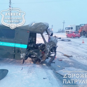 КАМАЗ влетел в машину судмедэкспертизы: есть погибший